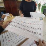 El CNE informó que en 21 provincias del país, ya culminó el procesamiento de actas de la primera jornada de las elecciones.
