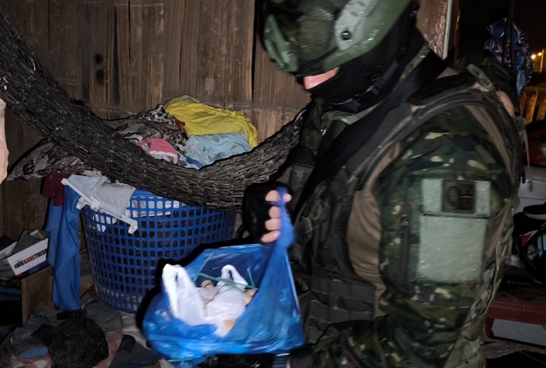 El Ejército ecuatoriano realizó allanamientos en Portoviejo y halló explosivos, dinero y otros elementos vinculados a actividades ilícitas.