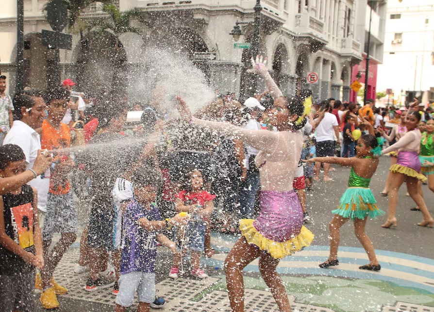 El feriado de Carnaval es el más largo del año en Ecuador. Se trata de días de asueto obligatorio para el sector privado y público.