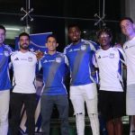 Emelec no pierde sus costumbres y la indumentaria titular se caracteriza por sus combinación de los colores azul y plomo.