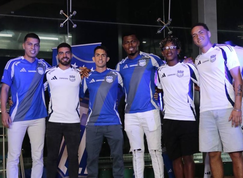 Emelec no pierde sus costumbres y la indumentaria titular se caracteriza por sus combinación de los colores azul y plomo.