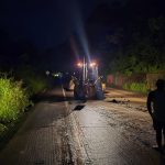En el sitio Las Cumbres, en la vía Flavio Alfaro-El Carmen una roca grande cayó sobre la carretera, producto de las últimas lluvias.