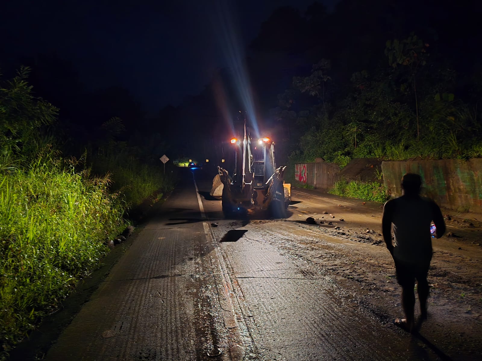 En el sitio Las Cumbres, en la vía Flavio Alfaro-El Carmen una roca grande cayó sobre la carretera, producto de las últimas lluvias.
