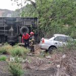 En la vía Manta-Rocafuerte, en la provincia de Manabí, se impactaron un auto, una camioneta doble cabina y un camión.