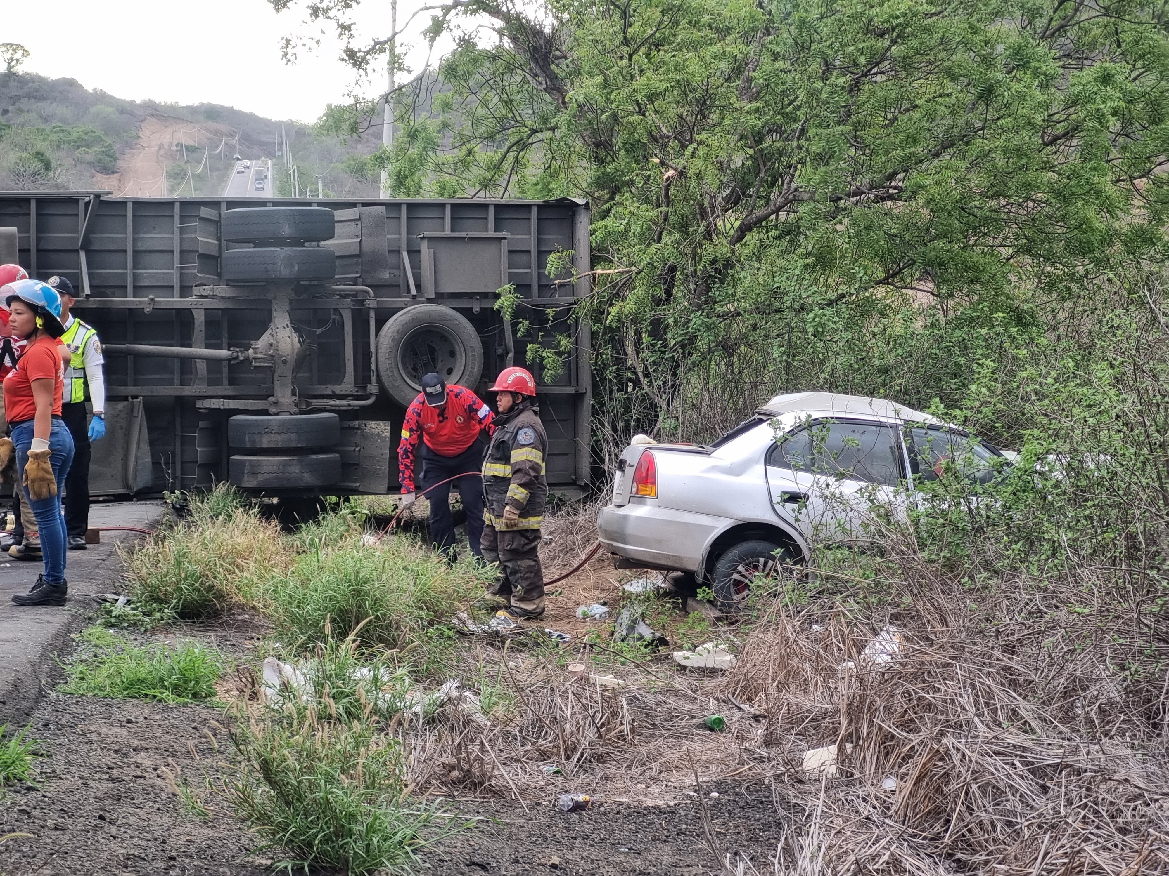 En la vía Manta-Rocafuerte, en la provincia de Manabí, se impactaron un auto, una camioneta doble cabina y un camión.