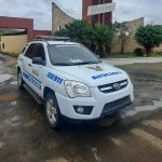 La pareja a la que encontraron si vida dentro del motel se movilizabvan en un auto Nissan Sentra de color gris.