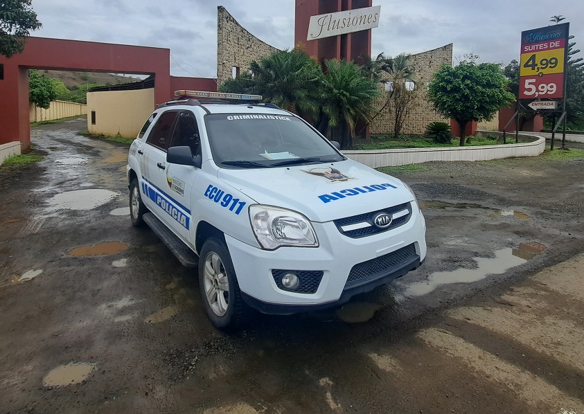 La pareja a la que encontraron si vida dentro del motel se movilizabvan en un auto Nissan Sentra de color gris.