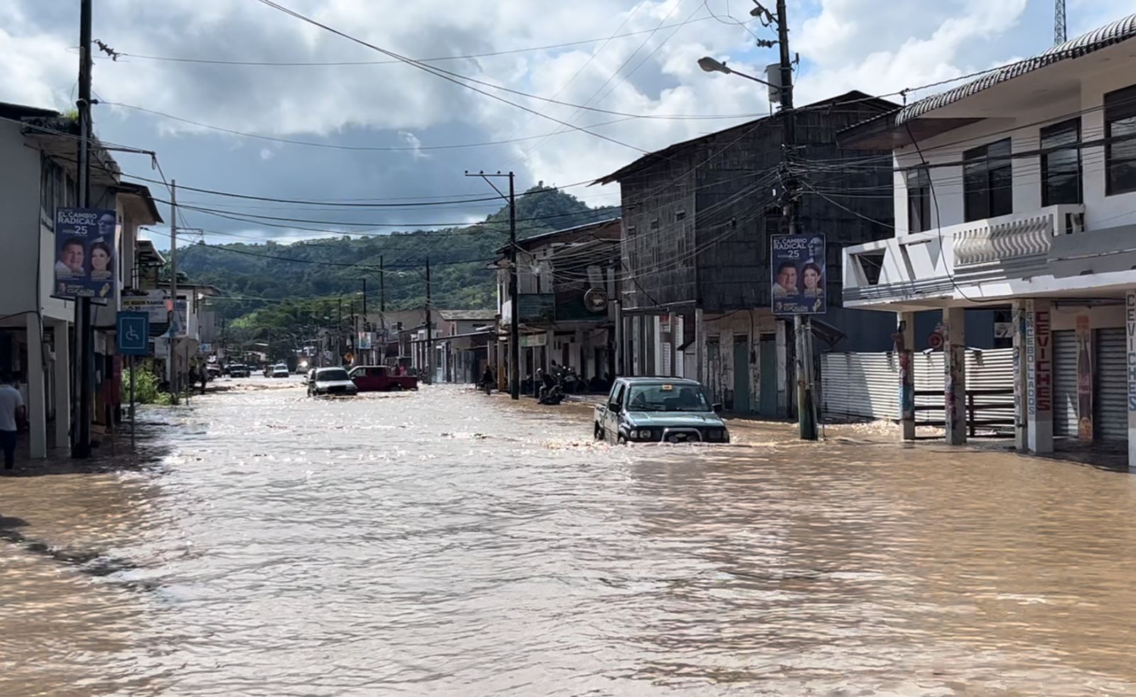 Las intensas lluvias han generado una emergencia en la parroquia Ayacucho, del cantón Santa Ana. Cerca de 6 mil personas son las afectadas.
