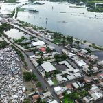 Las inundaciones en la parroquia Charapotó, causadas por la creciente del río Portoviejo, han afectado a unas 400 familias.