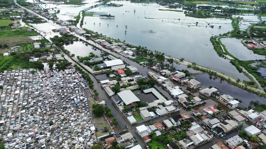 Las inundaciones en la parroquia Charapotó, causadas por la creciente del río Portoviejo, han afectado a unas 400 familias.