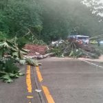 Las lluvias en Manabí han generado varios deslizamientos de tierra, bloqueando temporalmente la vía Flavio Alfaro-El Carmen.