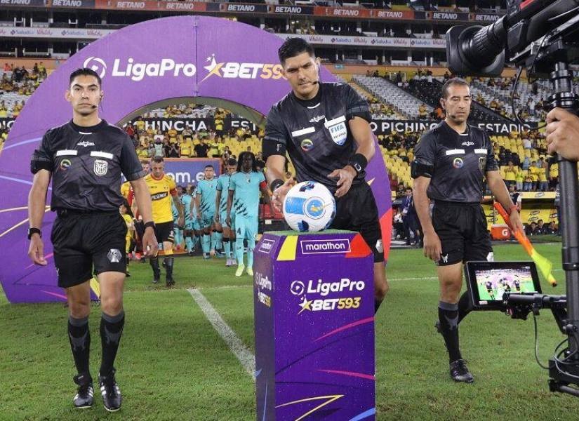 Los árbitros que deben pitar el encuentro entre el Manta FC. y Barcelona SC., aún no han viajado a la ciudad manabita.