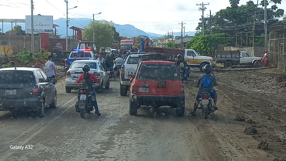 Manabí. Bloqueo en la vía Portoviejo-Santa Ana se levantó temporalmente tras varias horas y está sujeto a presencia de autoridades