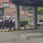 Miembros del Cuerpo de Bomberos llegaron al lugar de los hechos para atender al afectado, quien recibió golpes en la cabeza de uno de tres delincuentes.