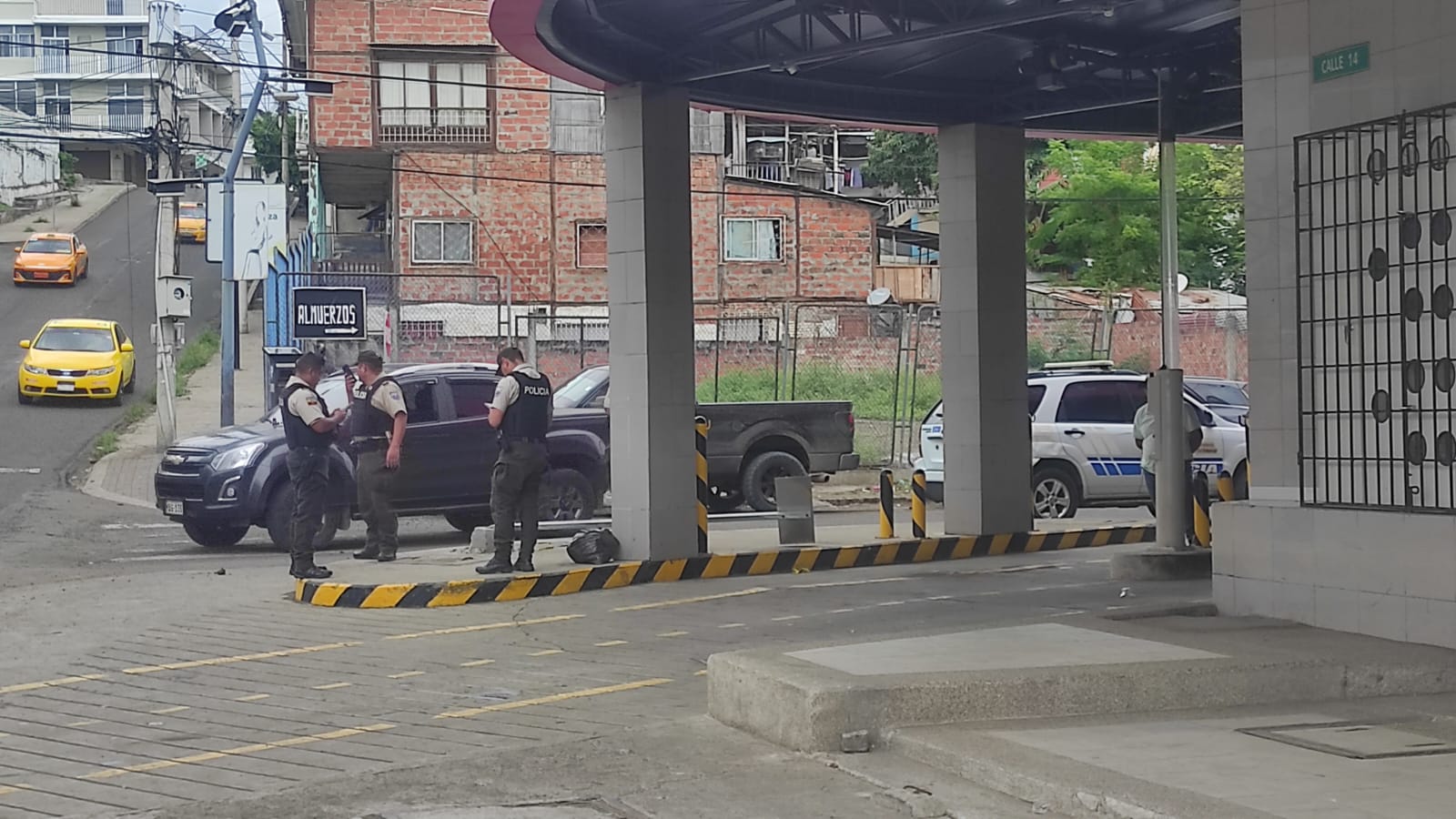 Miembros del Cuerpo de Bomberos llegaron al lugar de los hechos para atender al afectado, quien recibió golpes en la cabeza de uno de tres delincuentes.