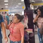 Mujer descubrió a su marido comprando ropa interior con la presunta amante.