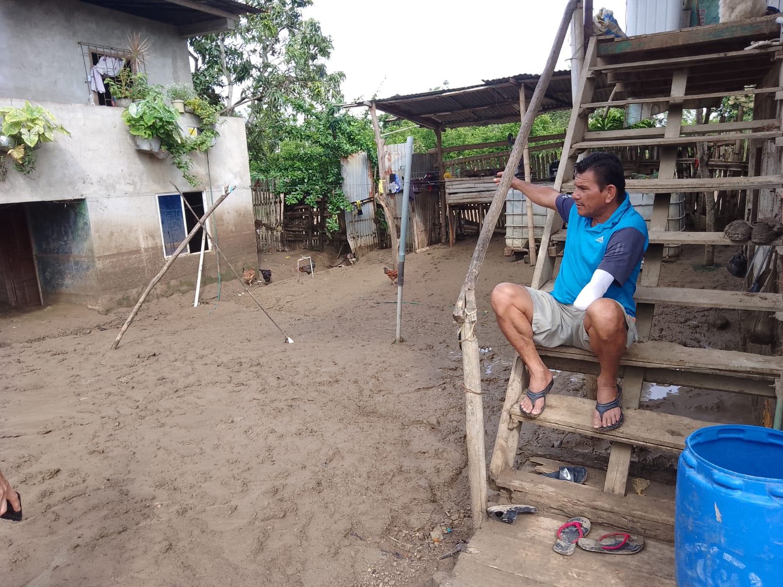 Portoviejo. Familias de Estancia Vieja luchan contra el lodo y el agua acumulada