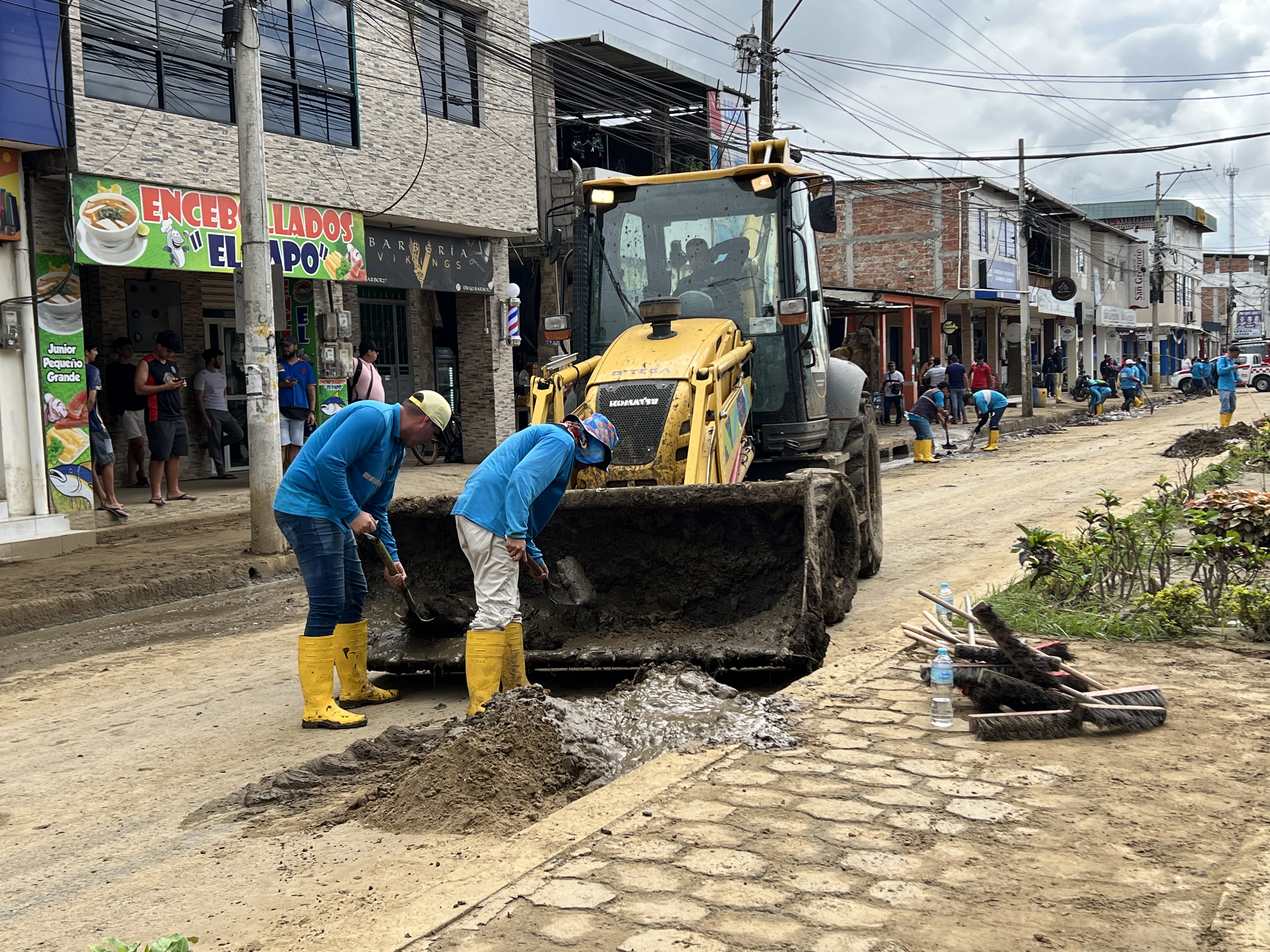Portoviejo. Retiran el lodo que dejó el estero Bihagual en las calles de la parroquia Abdón Calderón