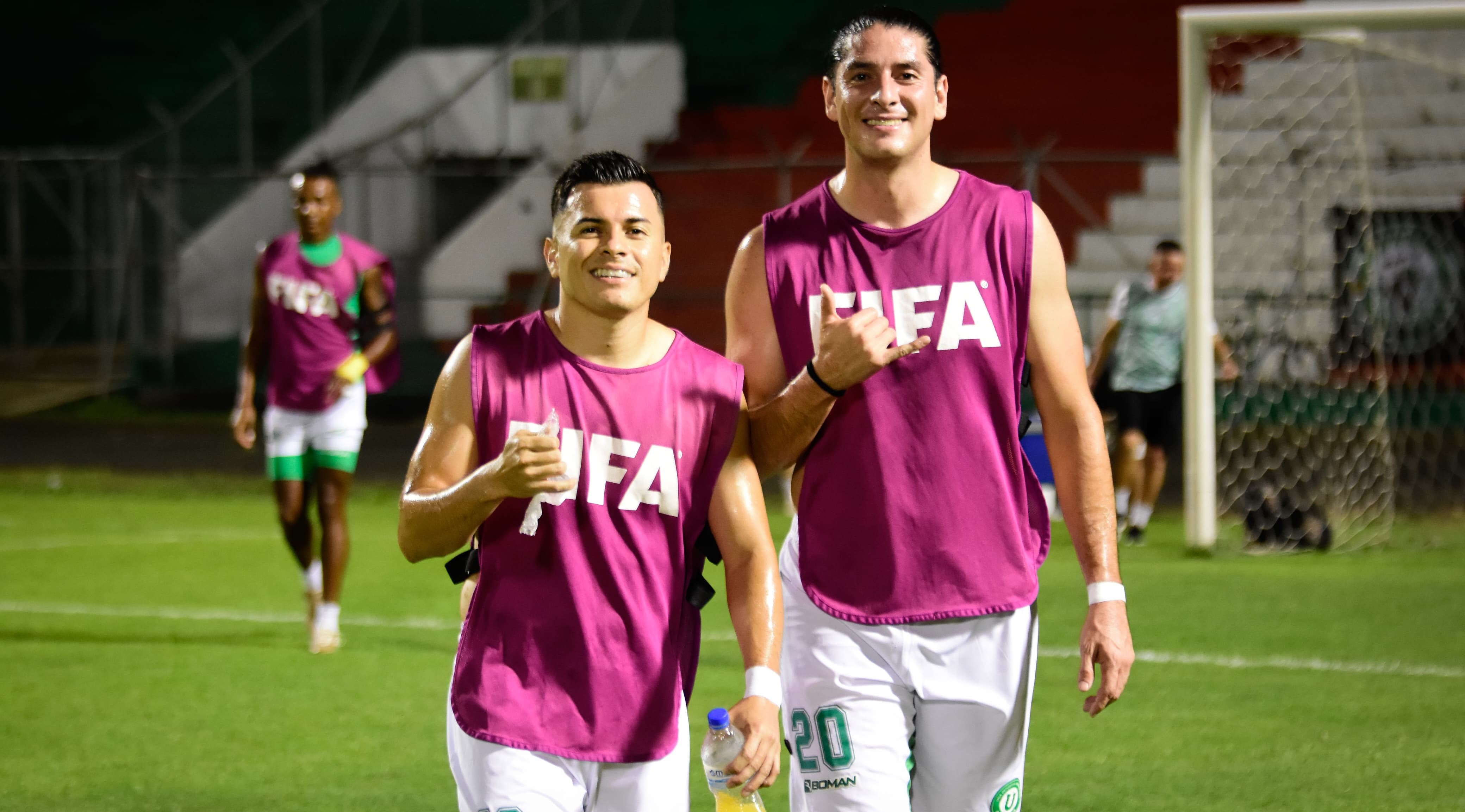 Roberto Valarezo firma con Liga de Portoviejo