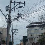 Según los vecinos el problema en este barrio Córdoba de la ciudad de Manta ya tiene al menos tres años y se producen apagones que duran varias horas.