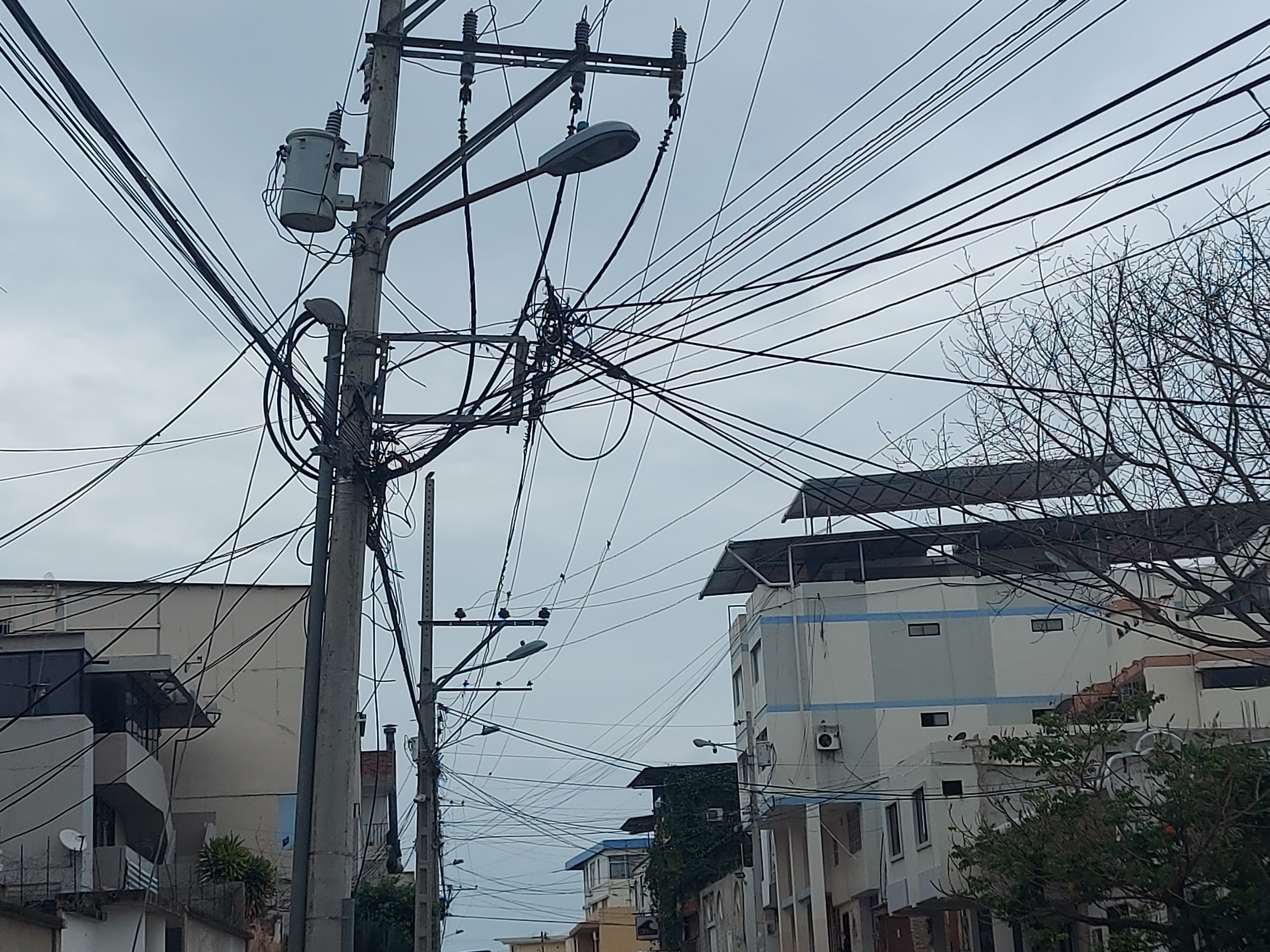 Según los vecinos el problema en este barrio Córdoba de la ciudad de Manta ya tiene al menos tres años y se producen apagones que duran varias horas.