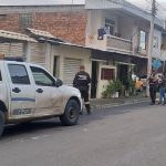 Sicarios atacaron a un hombre en el exterior de una casa en Portoviejo.