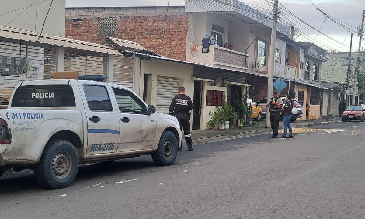 Sicarios atacaron a un hombre en el exterior de una casa en Portoviejo.