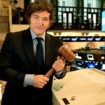 Tras una publicación de Javier Milei la demanda de criptodivisa estalló, su precio se infló, movió millones y luego se desplomó.