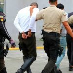 Tres policías le pedían dinero a la dueña de un motel en Pedro Carbo, Guayas.