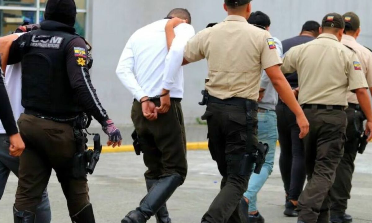 Tres policías le pedían dinero a la dueña de un motel en Pedro Carbo, Guayas.