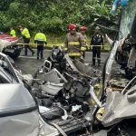 Un bus de la cooperativa Macuchi y un auto se impactaron de manera frontal en la vía Alóag-Santo Domingo.
