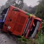 Un bus interprovincial de dos pisos sufrió un volcamiento en la carretera E-20, en la provincia de Esmeraldas.