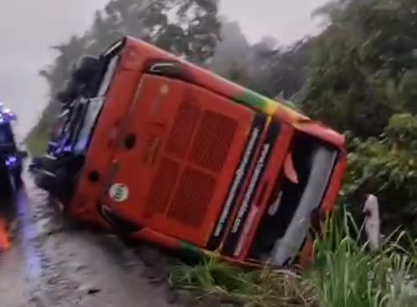 Un bus interprovincial de dos pisos sufrió un volcamiento en la carretera E-20, en la provincia de Esmeraldas.