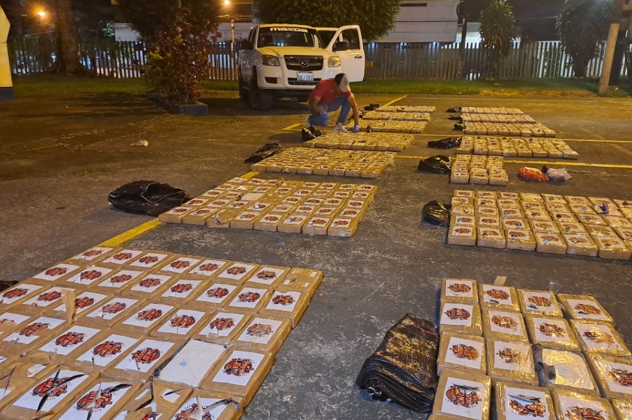 Un ecuatoriano y un ciudadano extranjero resultaron detenidos en este operativo en que se halló cocaína enterrada.