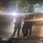 Una mujer, a quien la Policía de Colombia identificó como pareja sentimental  de alias "Saoco", murió en el lugar del ataque.