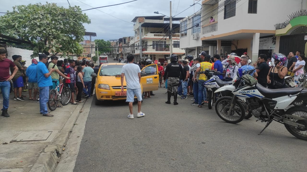 sicarios atacaron a un taxi Manta
