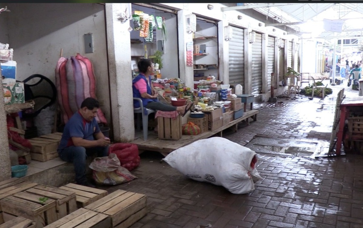 Las primeras lluvias empiezan a preocupar a los comerciantes del Nuevo Tarqui en Manta. Temen afectaciones económicas por inundaciones.