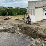 En Manta socavón destruye una calle en Ciudad Azteca
