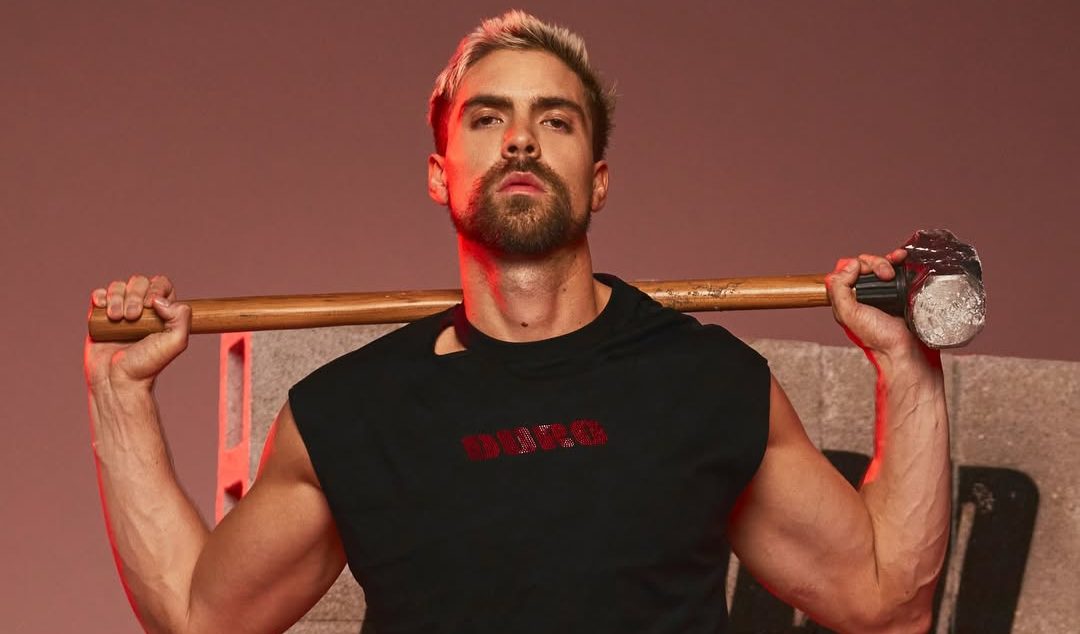 De la música a la moda: Johann Vera lanza su marca de ropa interior 'Like It Duro'
