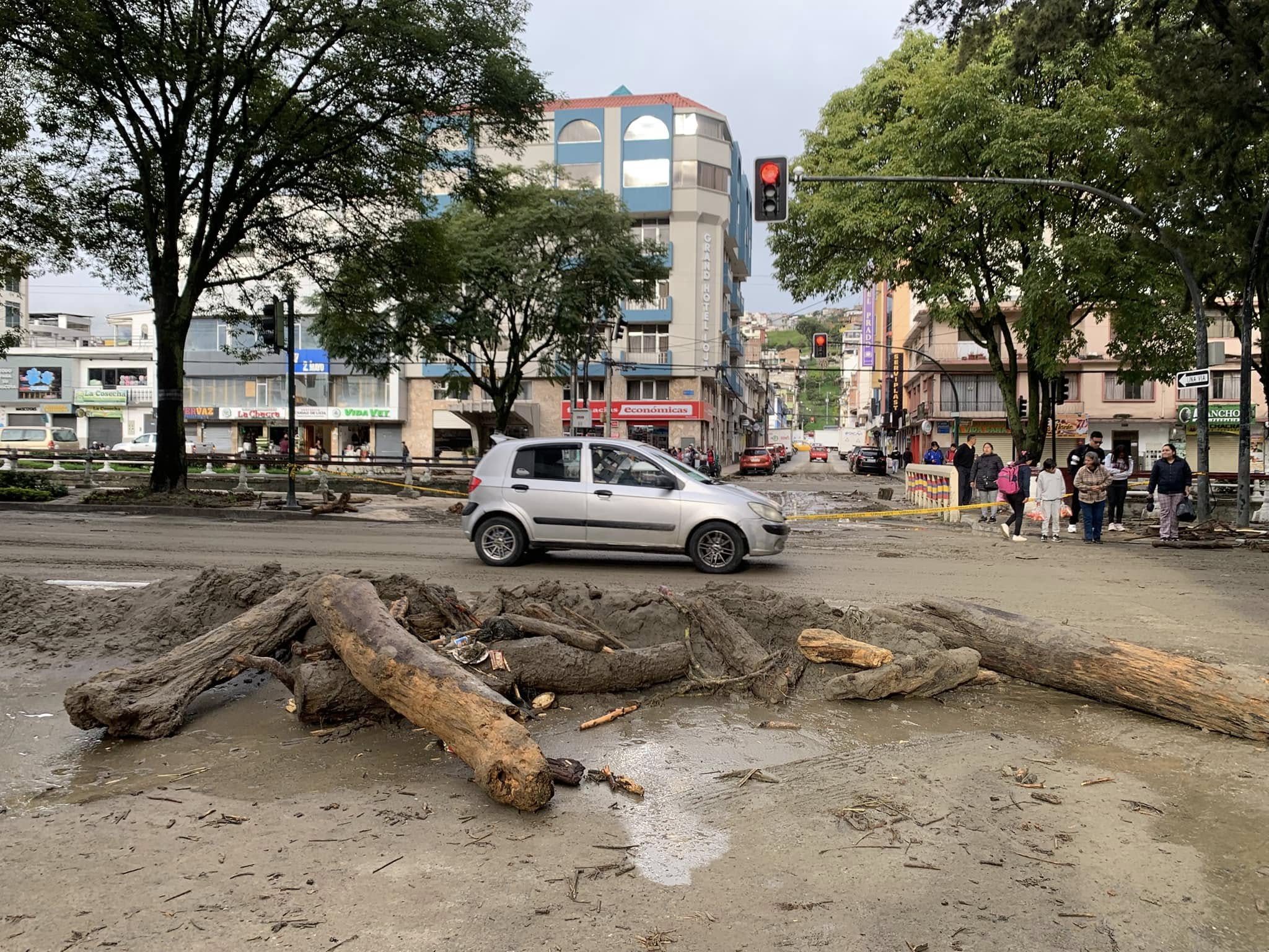 El COE Cantonal coordina evacuación de afectados y evalúa daños en Loja tras intensas lluvias.
