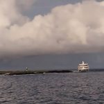 Armada rescató a tripulantes y pasajeros del barco Cormoran II, varado en las Islas Galápagos.