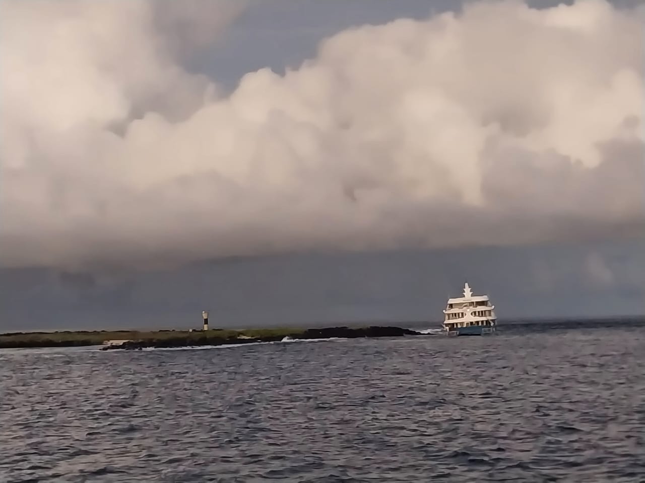 Armada rescató a tripulantes y pasajeros del barco Cormoran II, varado en las Islas Galápagos.