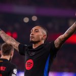 Barcelona supera a Benfica por la mínima pese a la expulsión de Cubarsí