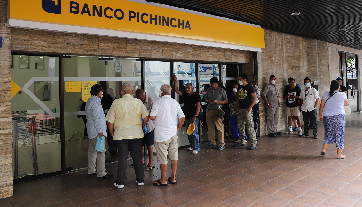 Así están atendiendo los bancos en este feriado de Carnaval 2025