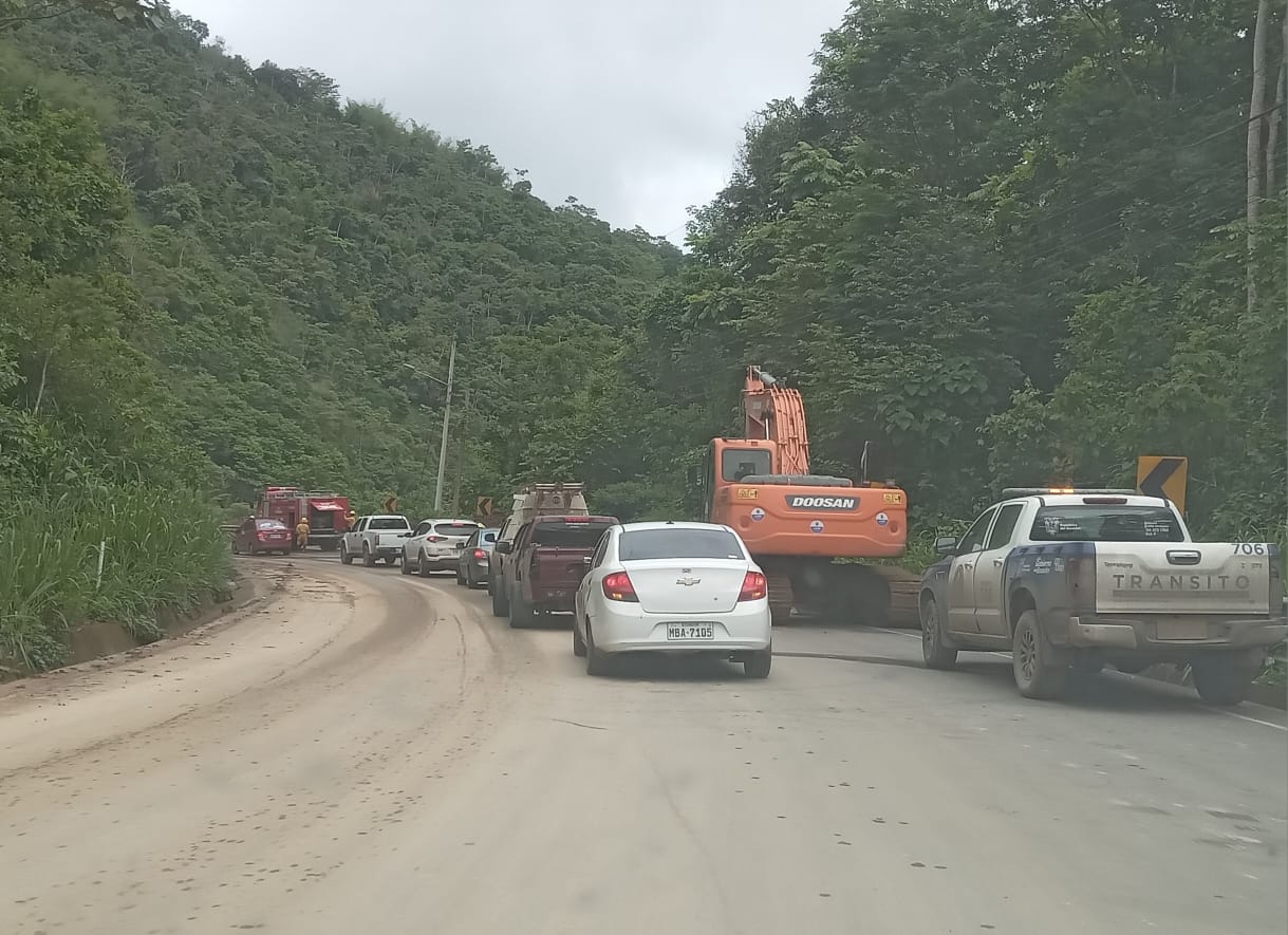Bomberos, con la ayuda de maquinaria pesada, límpiaron un deslave que cayó sobre la vía en el cerro de Junín, en Manabí.