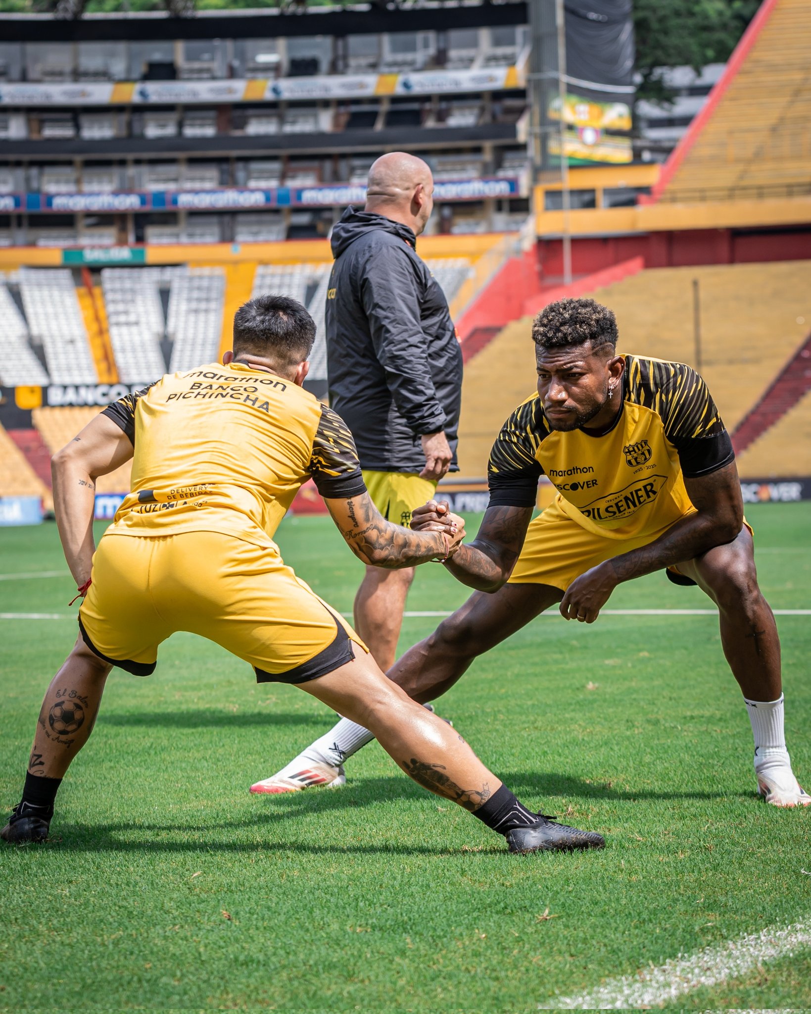 Braian Oyola y Gustavo Vallecilla en una entrenamiento en Barcelona