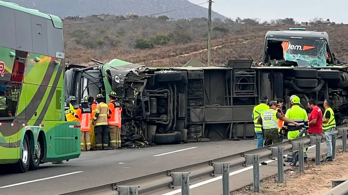 Brutal choque de cuatro buses deja 6 muertos y 70 heridos en Chile