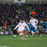 Champions. Joel Ordóñez y Brujas sufren dolorosa caída frente a Aston Villa en Bélgica