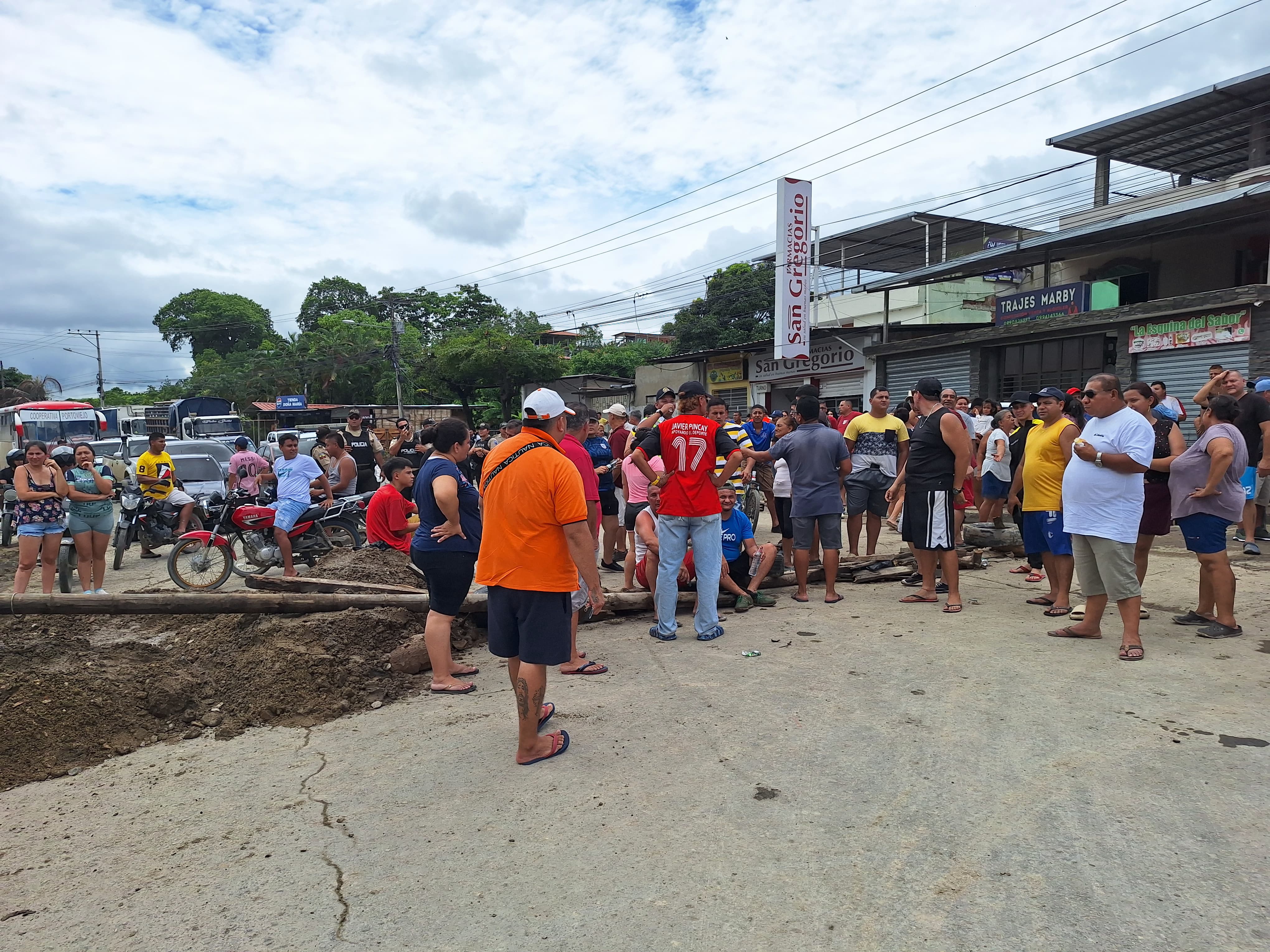 Cientos de vehículos quedaron varados en la vía Portoviejo-Santa Ana, donde se dio el cierre temporal de la carretera.