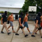 Crónica. Ocho presuntos miembros de 'Los Choneros', detenidos tras allanamientos en Manta